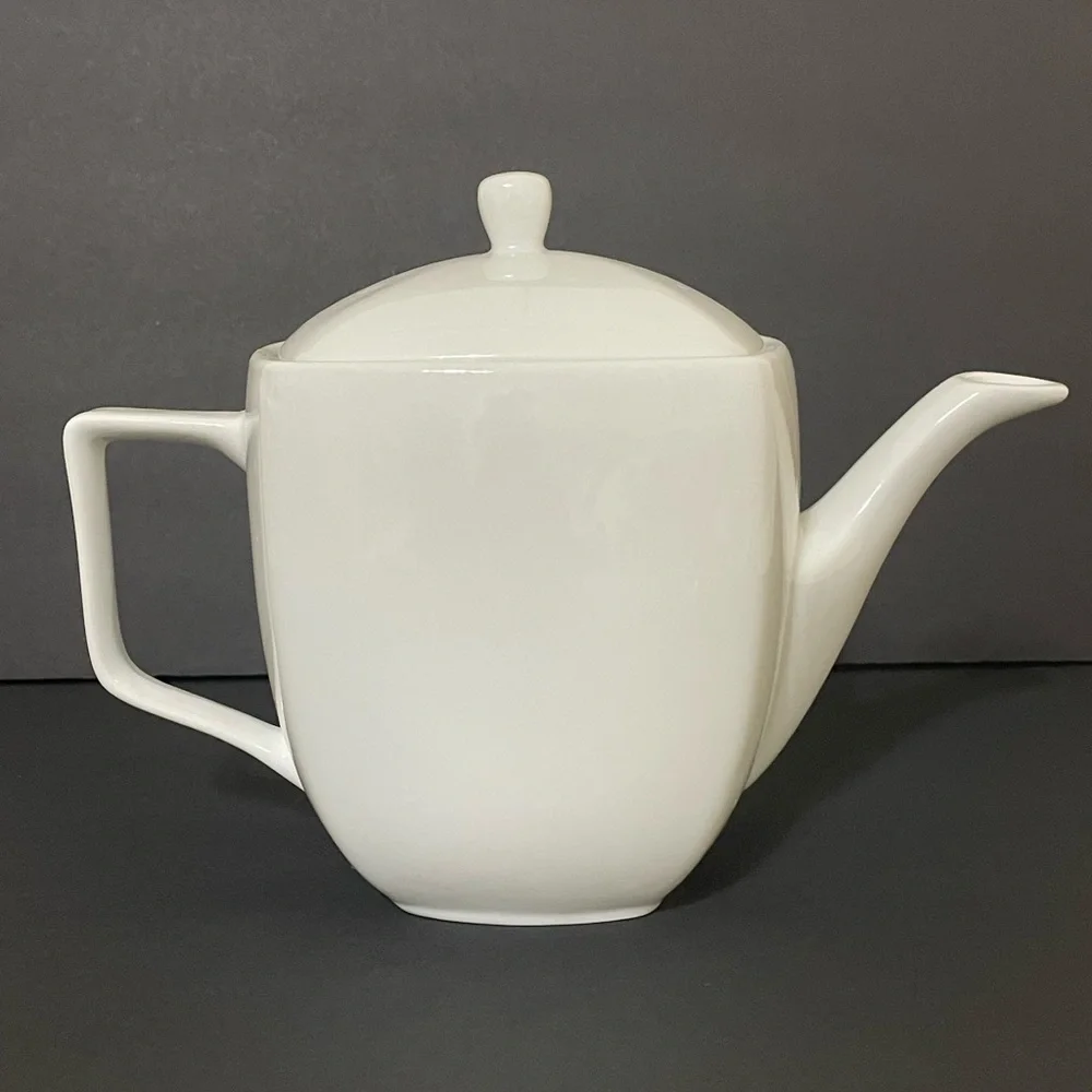 Modern White Ceramic 4 Cup Teapot or Coffee Kettle Like New